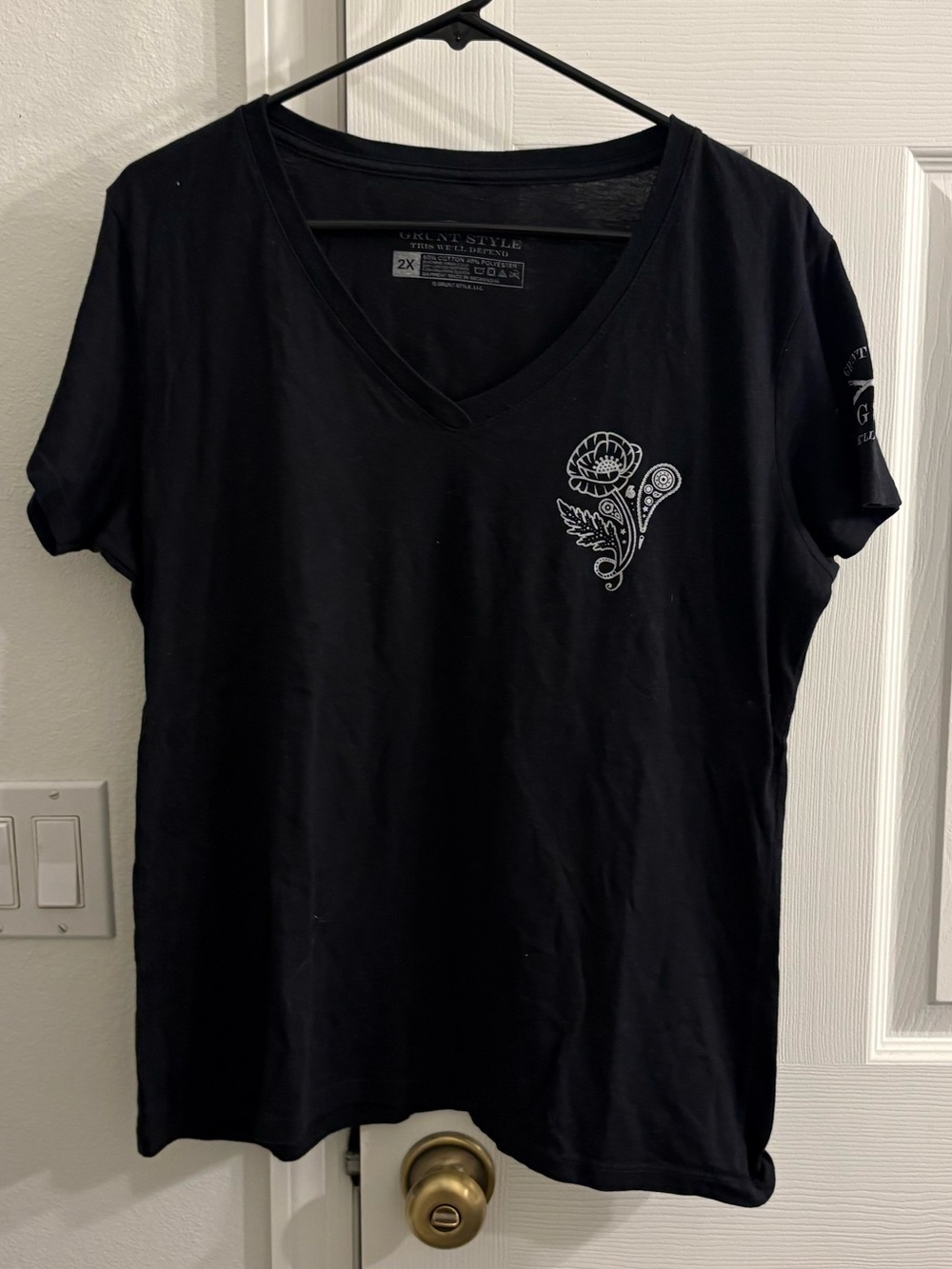Grunt Style Black V-Neck Tee with White Floral Accent size 2X